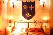 Dormitorio doble con decoración medieval