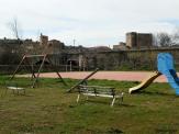 Parque con pista deportiva en el pueblo